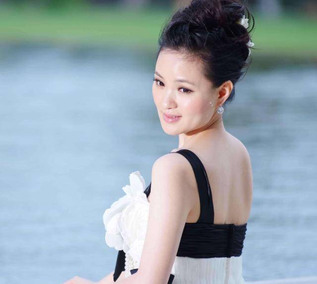 她曾12次上春晚是首位博士级的歌唱家如今41岁感情成谜