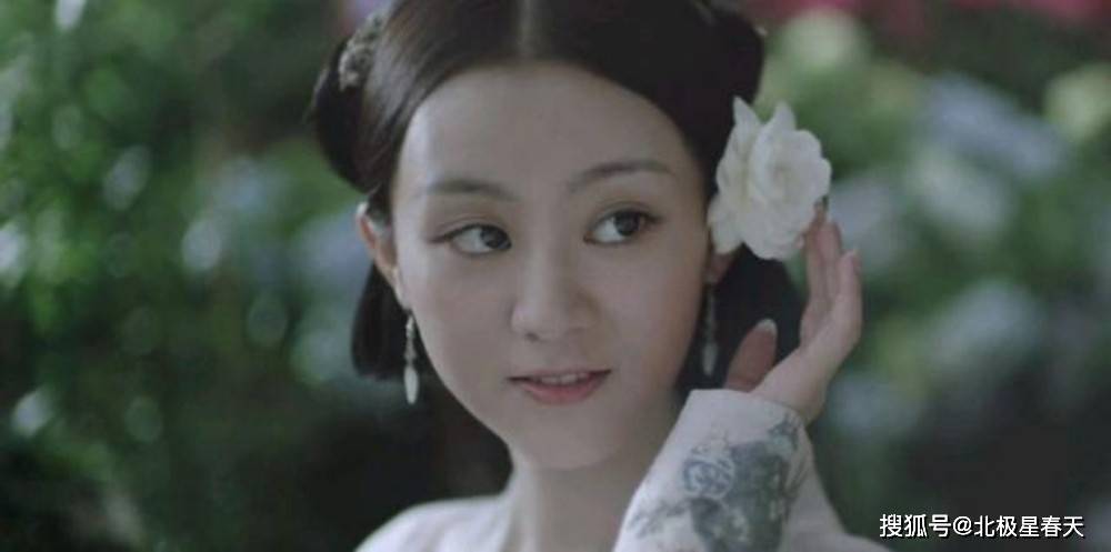 《奇花记》主要讲述的是男主常在田考中功名回家后