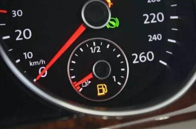 汽车油表灯亮了还能跑多远?经常开车一定要弄明白,很有用