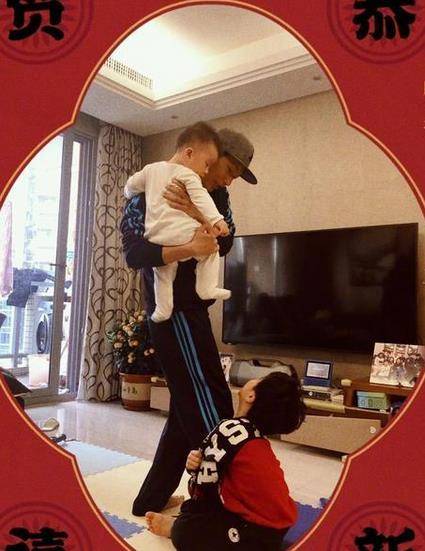 原创陈楚生在家自弹自唱两个儿子入镜超可爱宽大豪宅成亮点