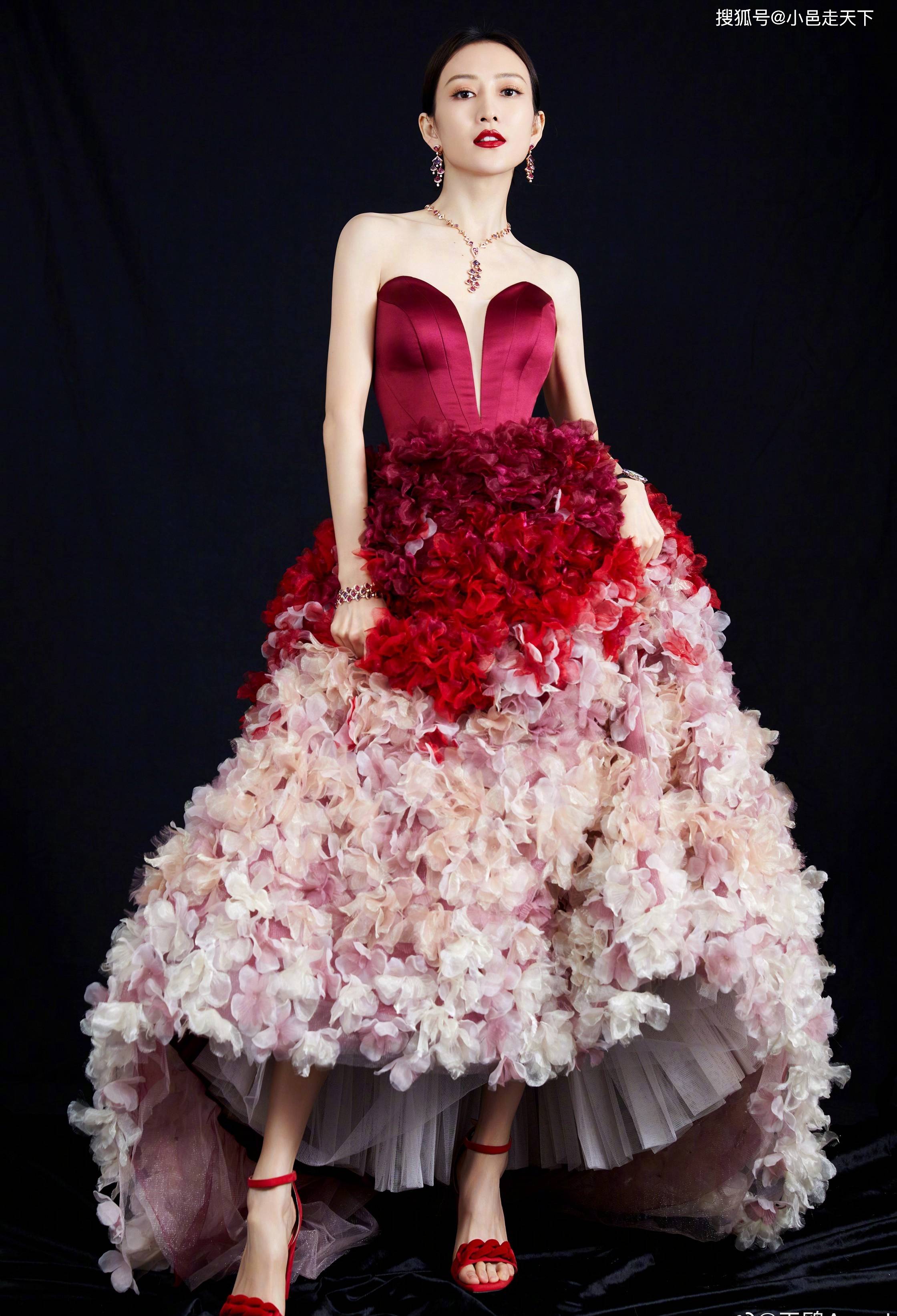 王鸥露肩红色蓬松长裙