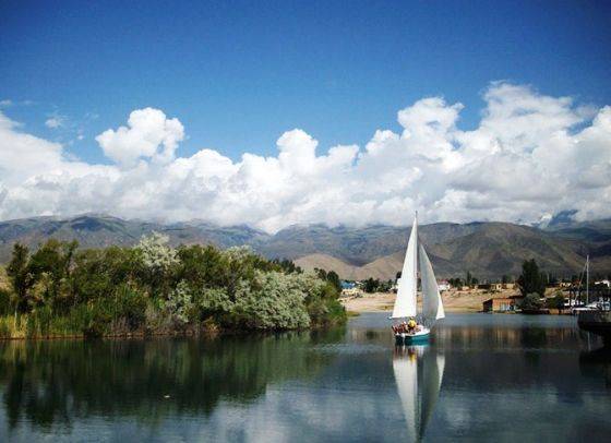 塔里木盆地在哪两个山脉中间 23bb4659fd4140fe87d56417462e6e6e.jpeg