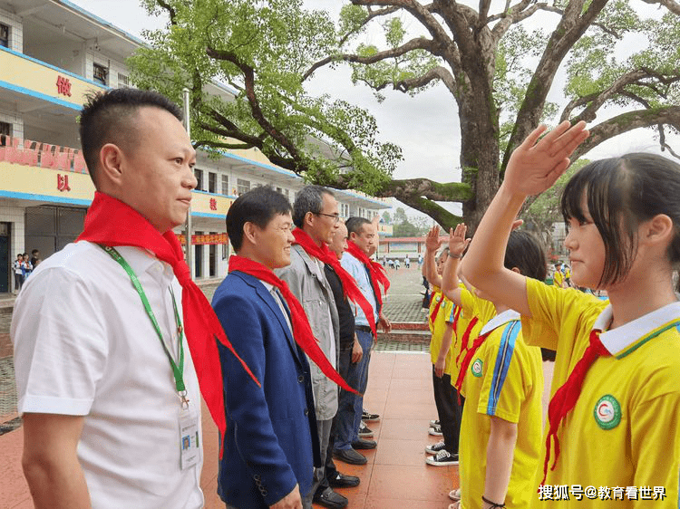 廣西柳城縣衝脈中心小學童心向黨禮讚百年慶祝六一系列活動