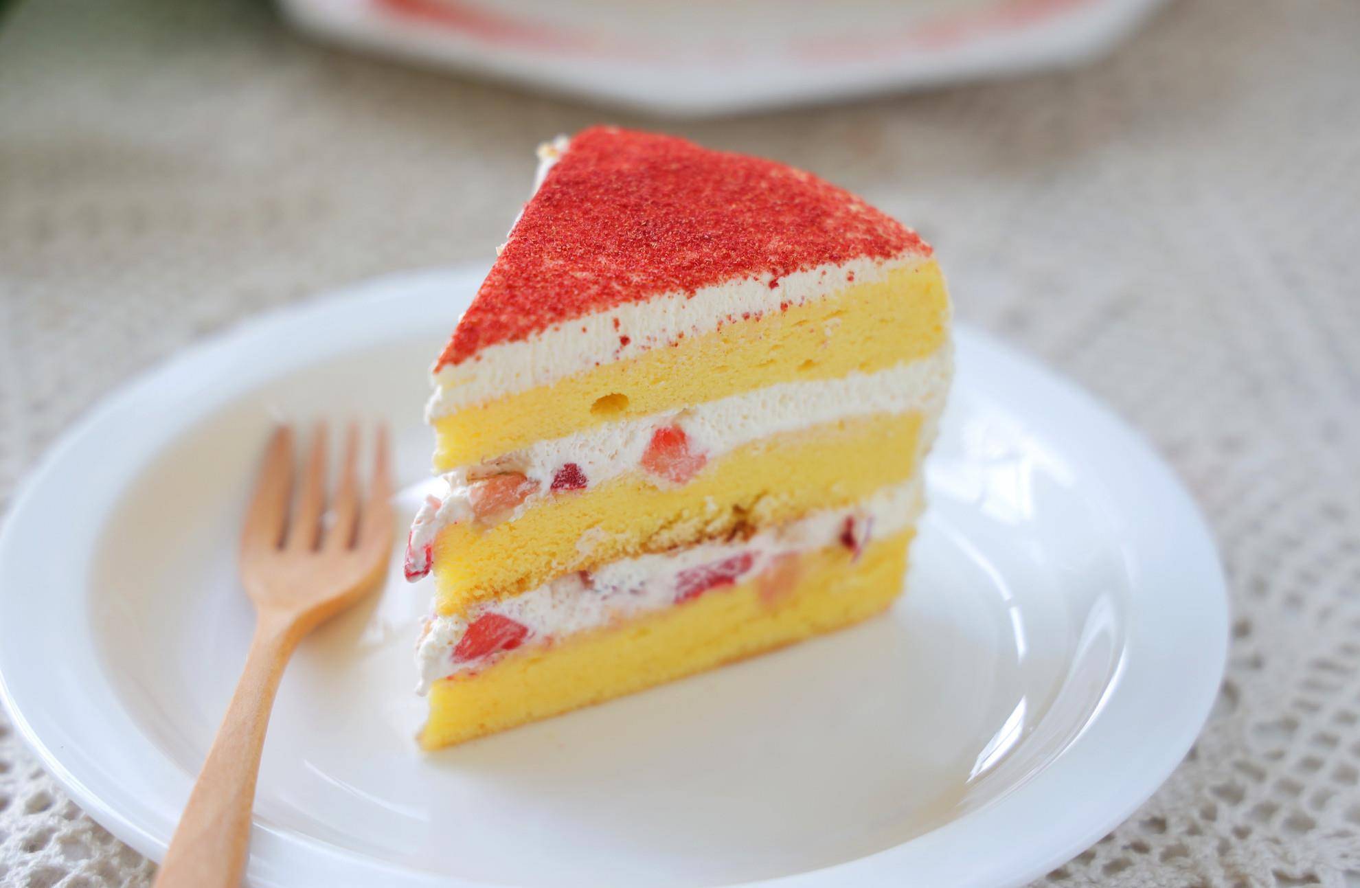 草莓的季节做个草莓奶油蛋糕奶香浓郁甜而不腻比买的好吃