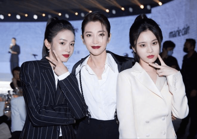 周也真的是社交能手吧?和李冰冰亲昵合照把张慧雯衬托成了木头