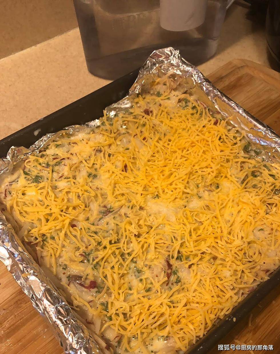 像这样金黄色,热烫烫的起司脆皮,看起来就很可口