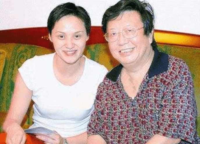 1995年,高敏与翻译苏东结婚,并生下儿子朝超.