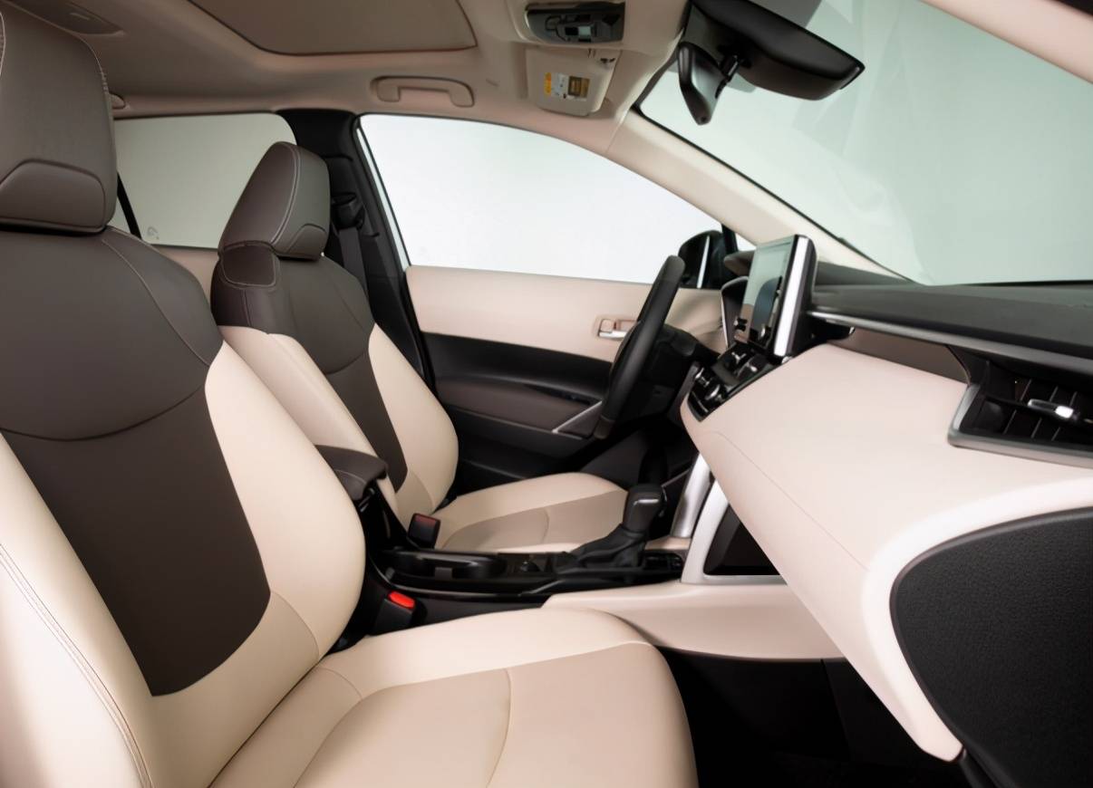 卡罗拉cross进店实拍20混动cvt油耗7升空间与rav4看齐