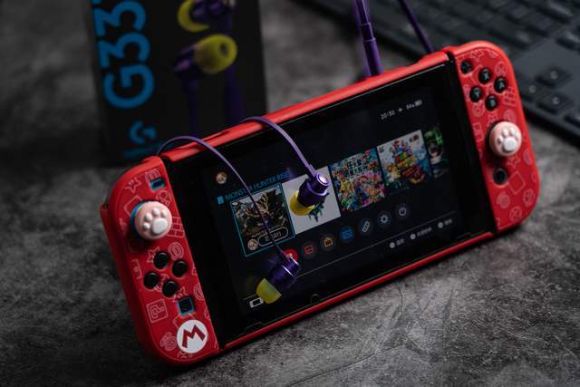 戴上炫酷的罗技g333入耳式耳机玩电竞游戏更带感