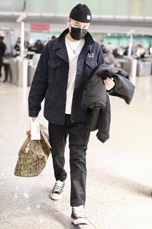 原创明星的穿衣打扮也挺普通的,欧豪穿一身黑就出门,也很有明星范