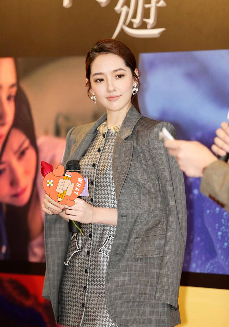 郭碧婷当妈后气质更好了,西装搭配格纹连衣裙知性干练,潇洒霸气