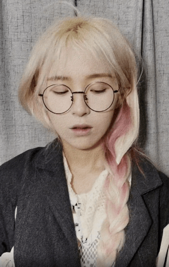 视频最后,机智张完成了变装,又是一副浓妆艳抹的形