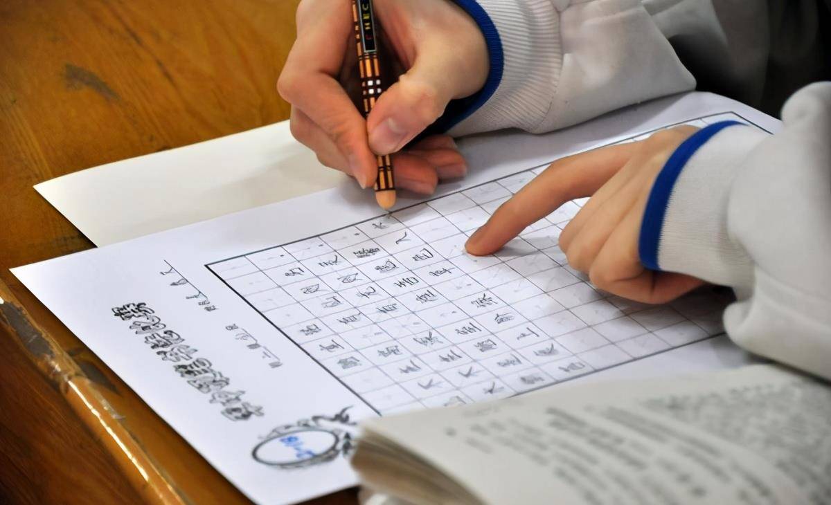 高中学生写字不拐弯独创栅栏字体老师容嬷嬷附体了