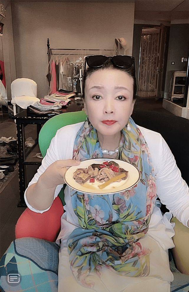 心真大!懒理婚变传言 汪小菲约朋友在家吃火锅