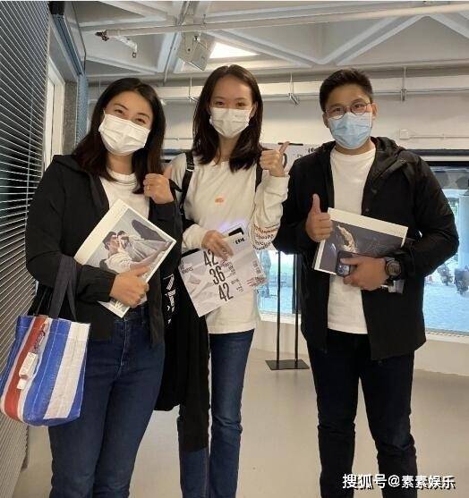 郭晶晶贴在老公霍启刚胸前拍照,秀恩爱的角度很讲究