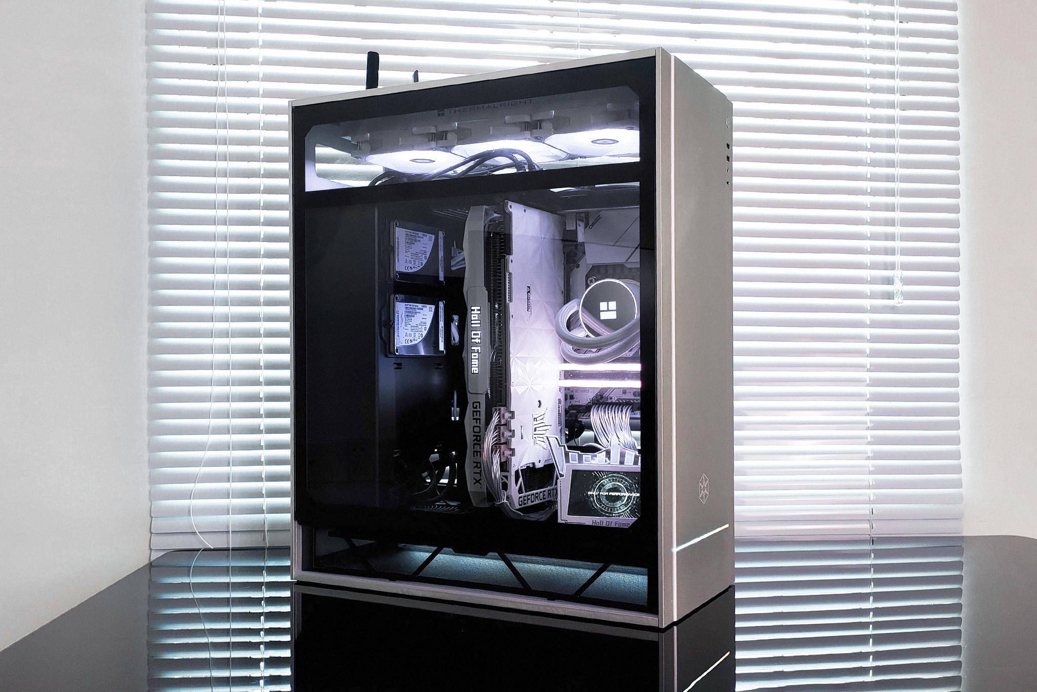 买的显示器都舍不得卖二手,日常喜欢玩赛车游戏,三联屏就这么留下来了