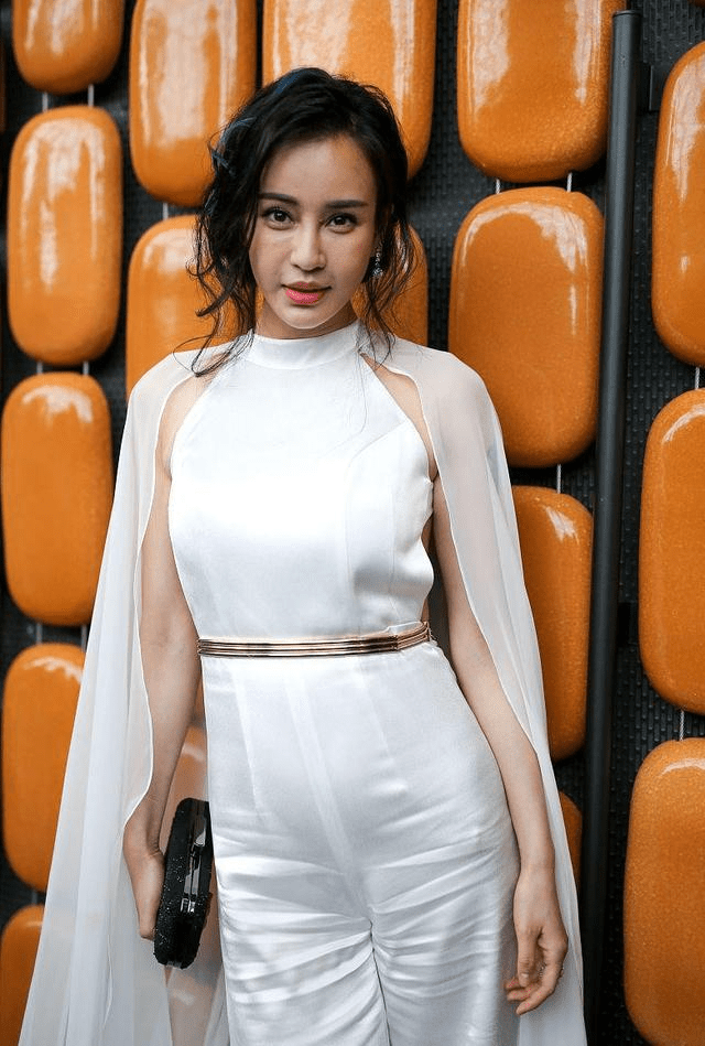 原创母其弥雅胖了不少穿白色连体裤被小肚腩抢镜皱巴巴的不太美观