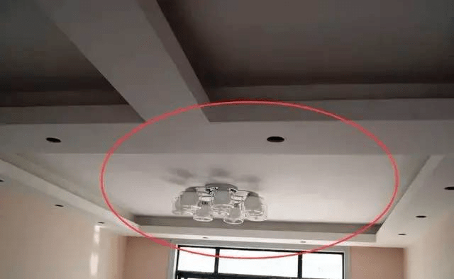 都是采用吊顶的设计,但是因为现在的房子的楼层高度都不是特别的高