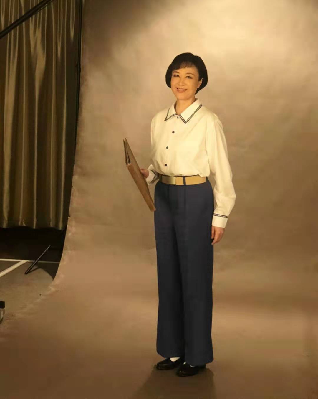 吴玉芳真是个时髦老太太穿印花裙戴渔夫帽古典不土58岁也迷人