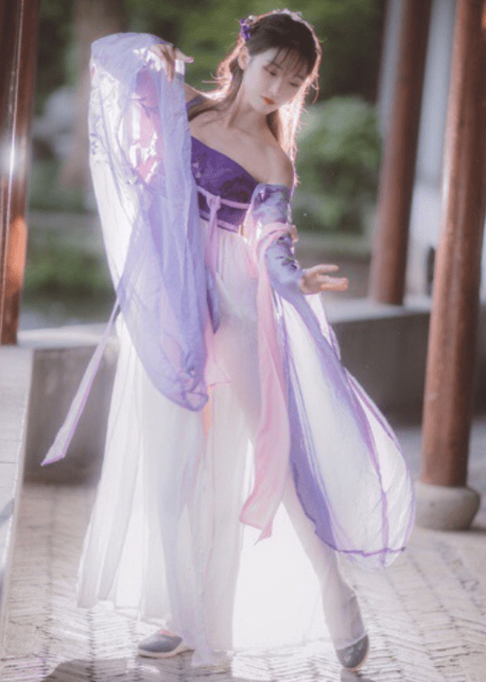 第二套《逆水寒》cos中,半藏森林又化身游戏奶妈素问,这身天蓝色衣服