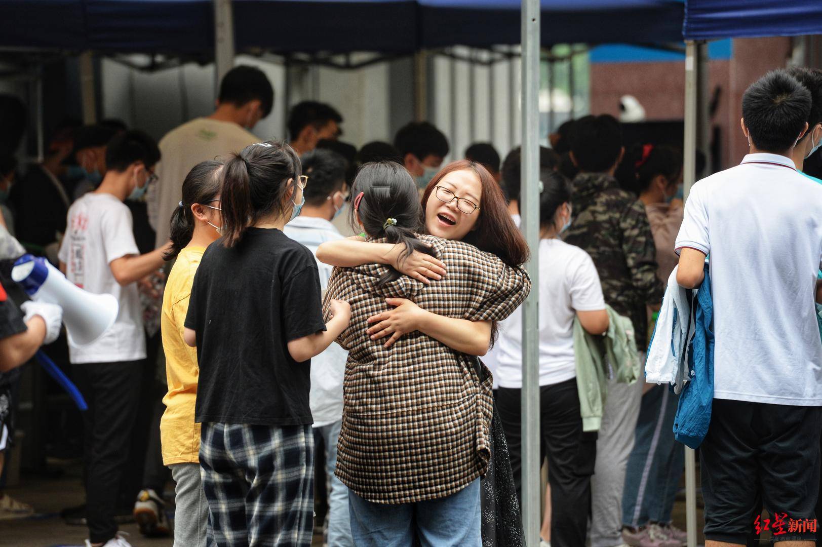 直击高考首日!四川51.5万人参考,334个考点实时视频监控