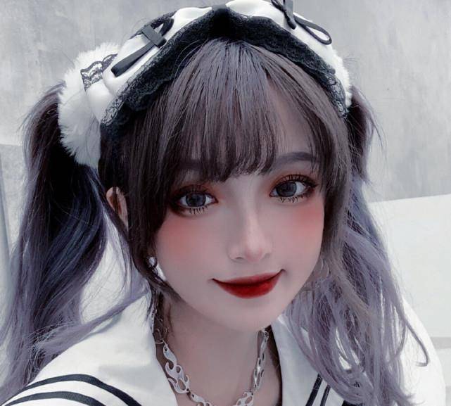 原创网红机智张罕见淡妆出镜化身记者文艺气质飙升比浓妆艳抹美