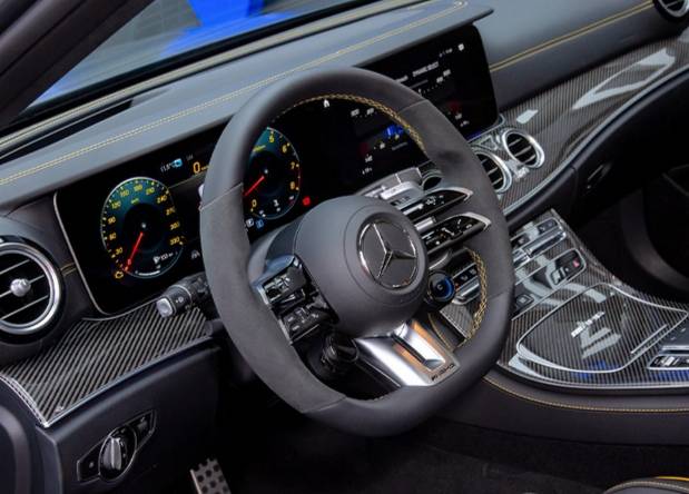 性能版奔驰e63进店金属灰漆面千匹动力加速比宝马m5还凌厉