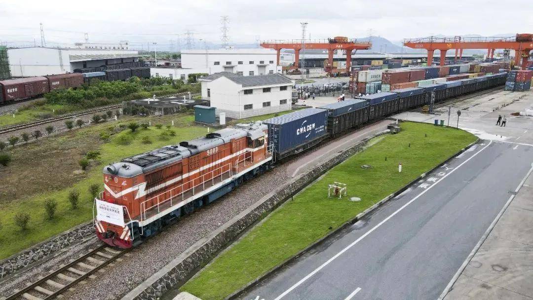 依港出海,海鐵聯運班列車輪滾滾,佔寧波舟山港到港海鐵聯運量的1/7,