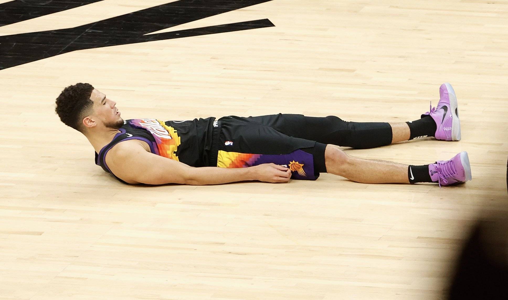 原创造16-0,12中8砍21 8!布克再现躺地庆祝,詹皇球衣没送错人