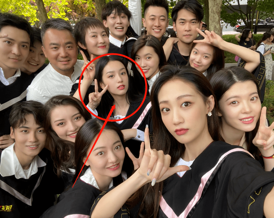 周也自制素颜毕业照太美了95后娱乐圈小花气质如何保养出众