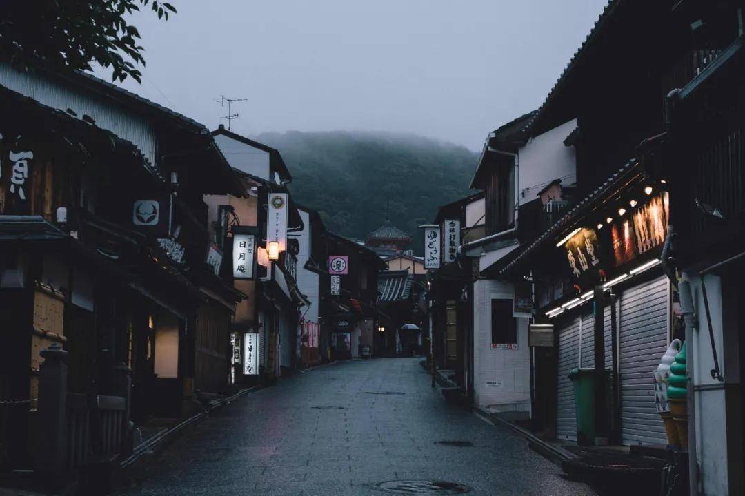 红墙、蓝天、白云,这才是夏天打开京都的正确方式!