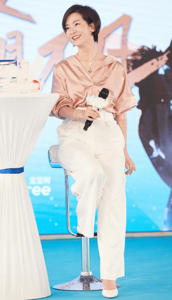 原创李晟澄清与李佳航离婚当妈后衣品成熟大气3岁儿子眼睛太像妈