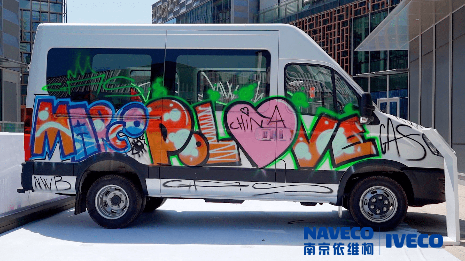 涂鸦秀豪车巡游中意文化周火热开幕依维柯欧胜闪耀魔都