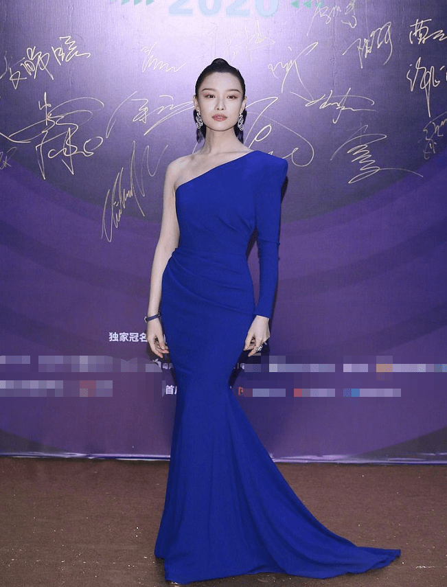 纤瘦的女人也不都是骨感的倪妮的比例就很美尤其是侧身的样子