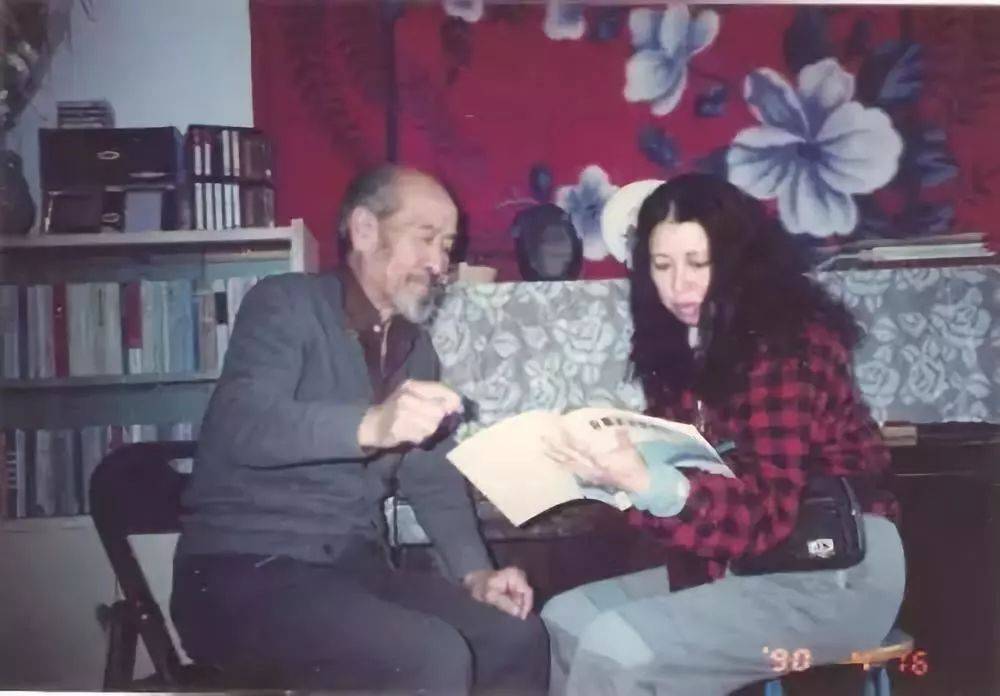 三毛47岁时爱上77岁的王洛宾,却在4个月后写下绝笔信,自缢身亡_卓玛