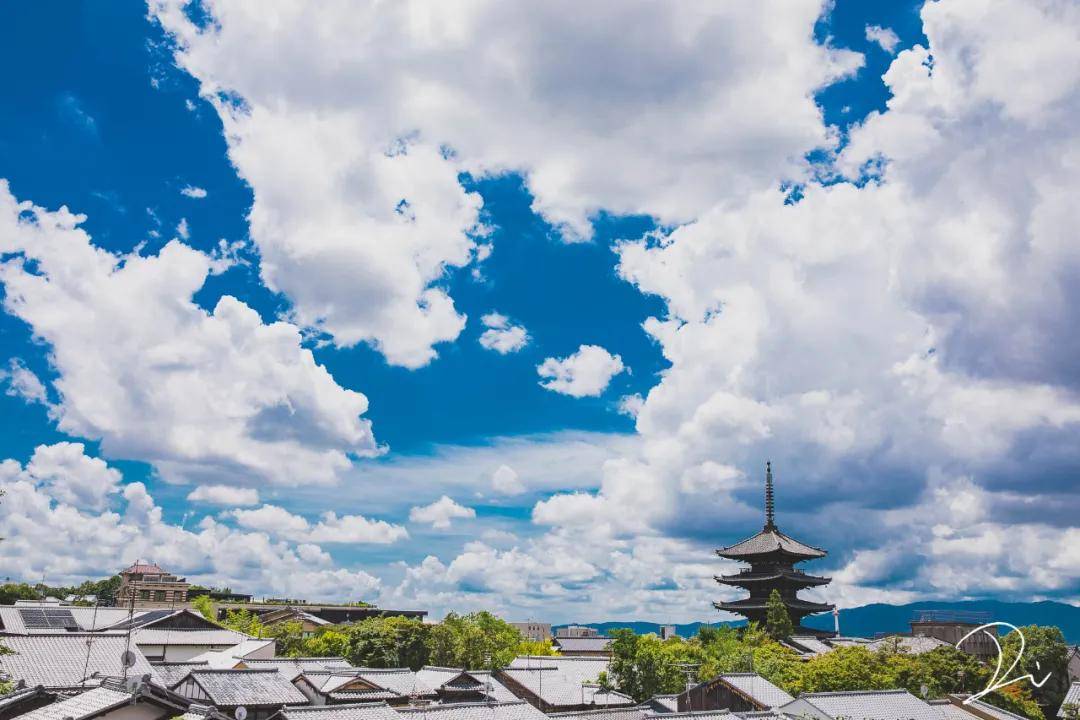 红墙、蓝天、白云,这才是夏天打开京都的正确方式!