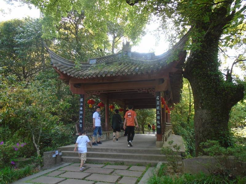 妙高台又名"妙高峰",或"天柱峰"雪窦山弥勒大佛