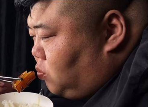 胖猴仔网络最具争议性吃播之一这么胖还要大吃为了什么