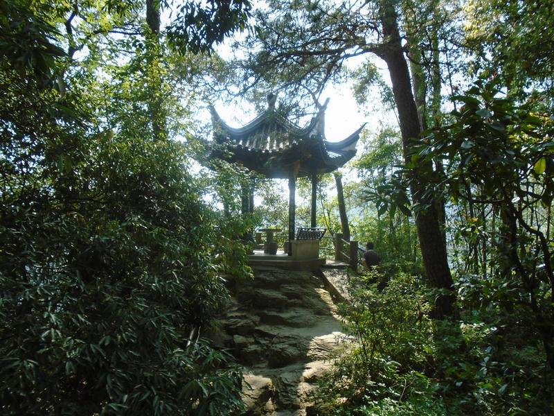 妙高台又名"妙高峰",或"天柱峰"雪窦山弥勒大佛