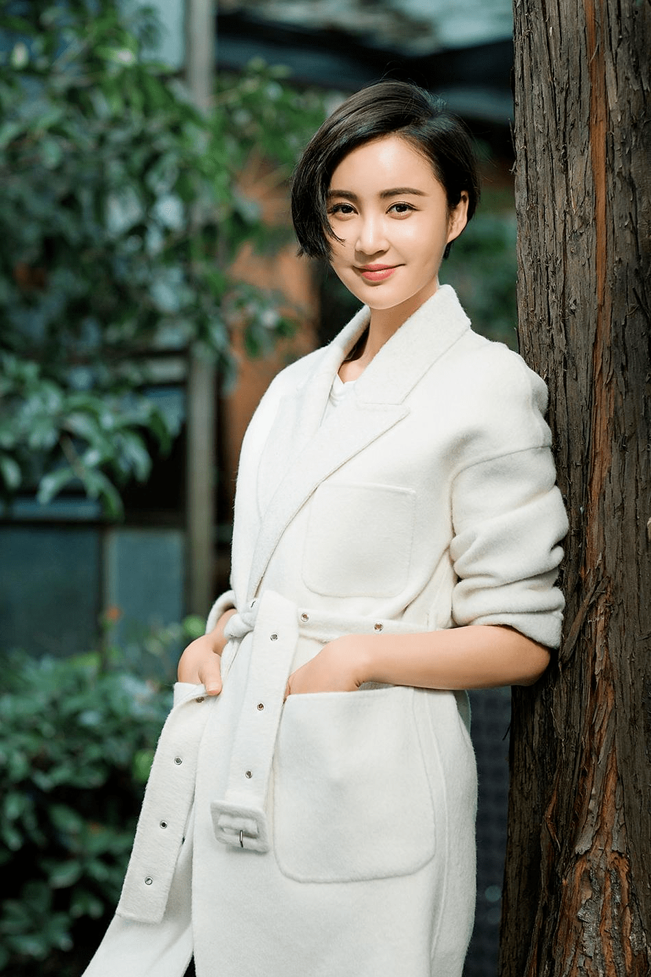 年轻时邵美琪有多迷人穿廓形外套戴编织帽短发也美出名媛范