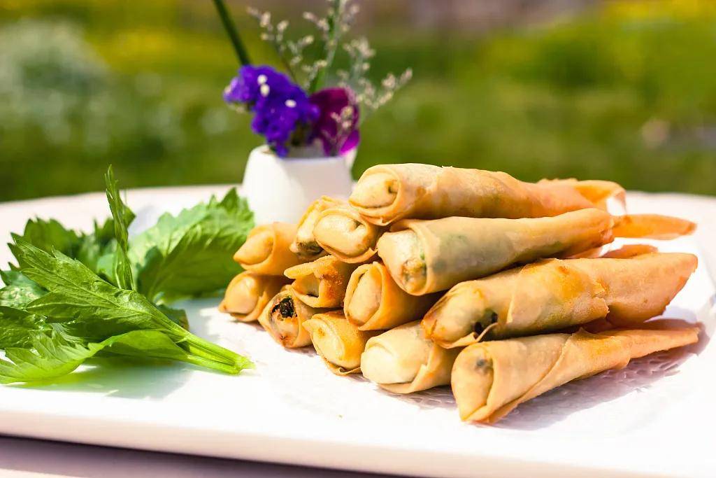 陆地上的鲜则来自清新时蔬 宁波人的春卷里只放三样 荠菜,笋丝,香干