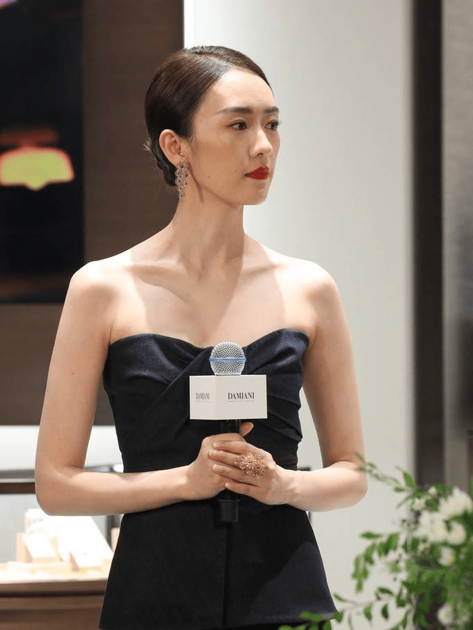 童谣黑色抹胸裙 盘发优雅温柔