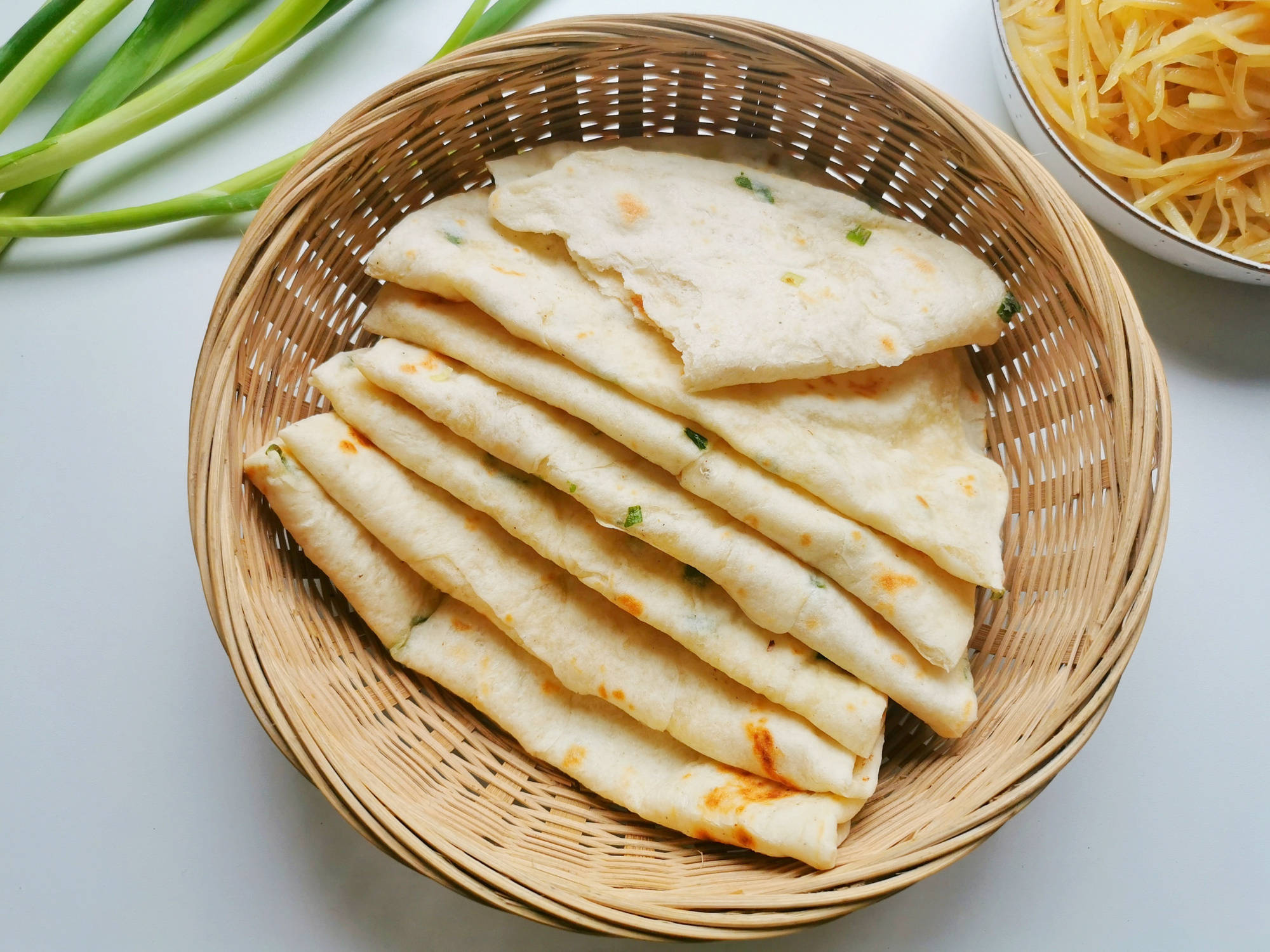 一家三口的晚餐 10张饼1盘菜 好吃接地气 老公埋怨没吃饱