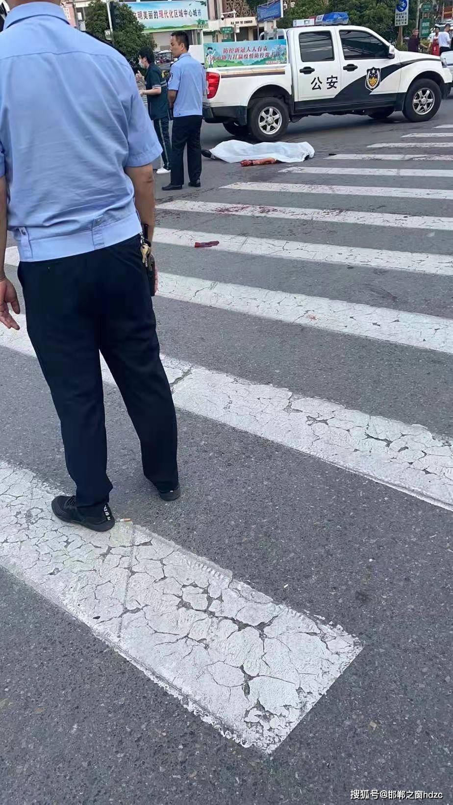 下午突发！赵苑南门发生打架伤人事件！一人倒在血泊中！