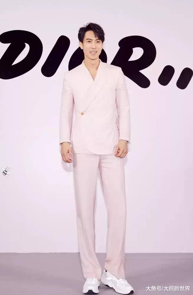 原创吴尊女儿9岁就近视太可惜,当看到爸爸当年戴眼镜照:遗传惹的祸