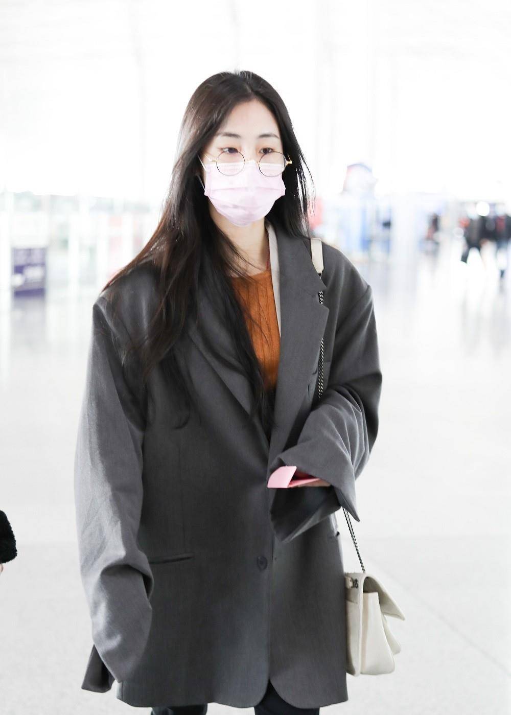 张碧晨现身机场又瘦了,穿西装偏偏选"大一号",身材撑不起挺尬