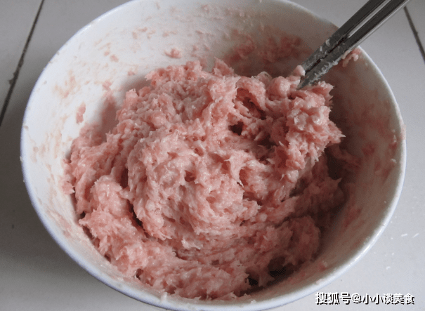 怎么把肉剁成肉丸子 9418976596234a22b6b26bbdb99a3faa.png