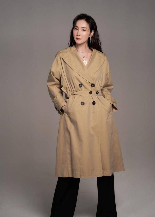 女神终于回归,崔智友产后拍大片,穿衣知性身材恢复好,美到了