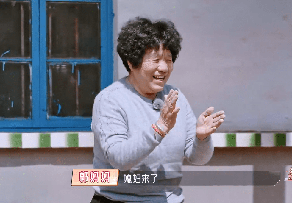 程莉莎的农村婆婆太淳朴首次上镜不好意思吃饭不敢脱鞋泡脚