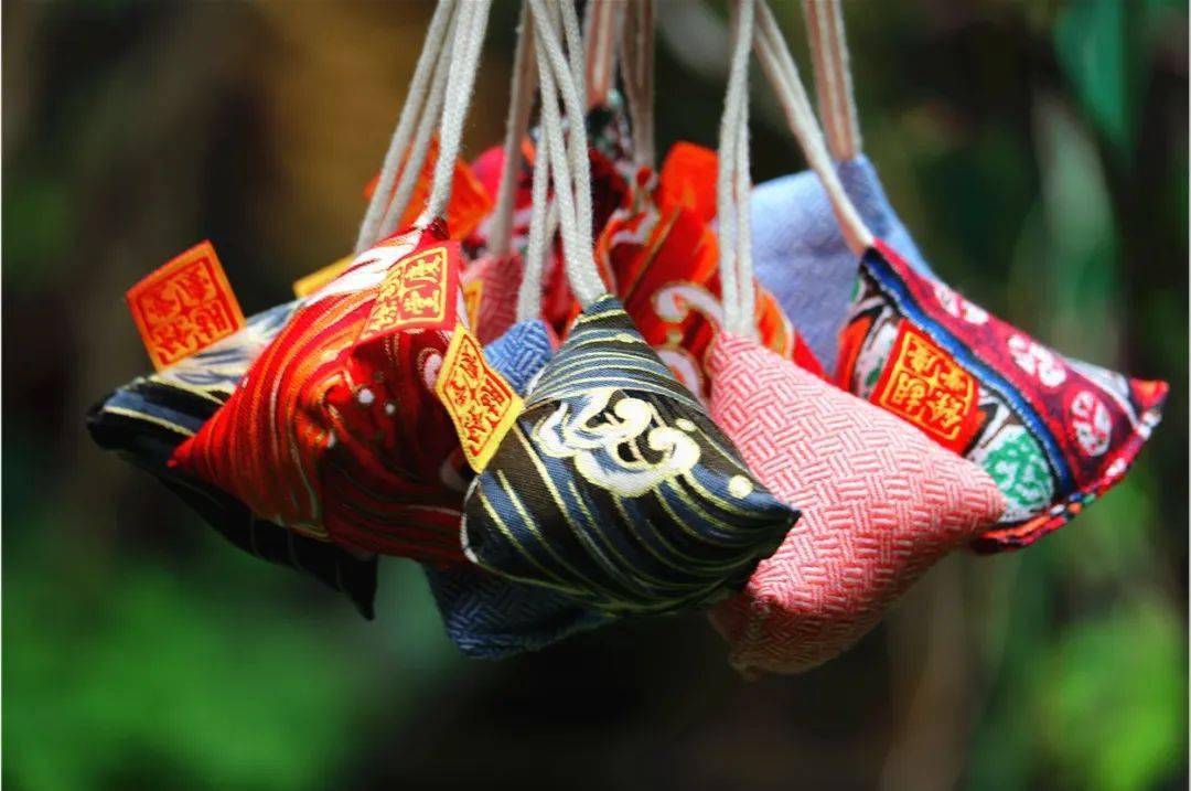 端午节佩戴香囊,不但有避邪驱瘟之意,而且有襟头点缀之风.